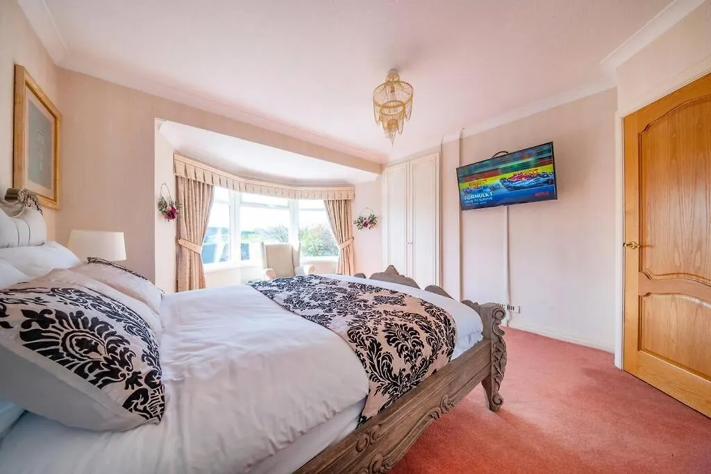 *105* Setup For Your Most Relaxed & Amazing Stay + Free Parking + Free Fast Wifi * Batley