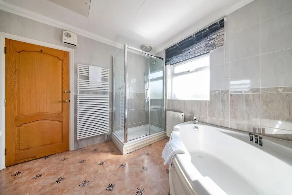 *105* Setup For Your Most Relaxed & Amazing Stay + Free Parking + Free Fast Wifi * Batley